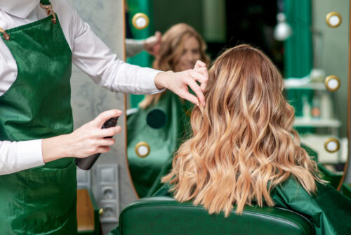 Nemme frisure til mellemlangt hår